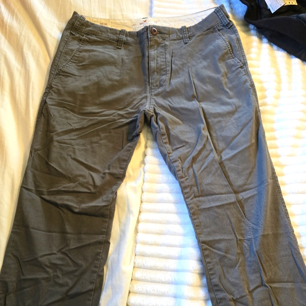 Mens Grey Hollister Skiny Epic Flex Chino Pants, Size 32w 32l